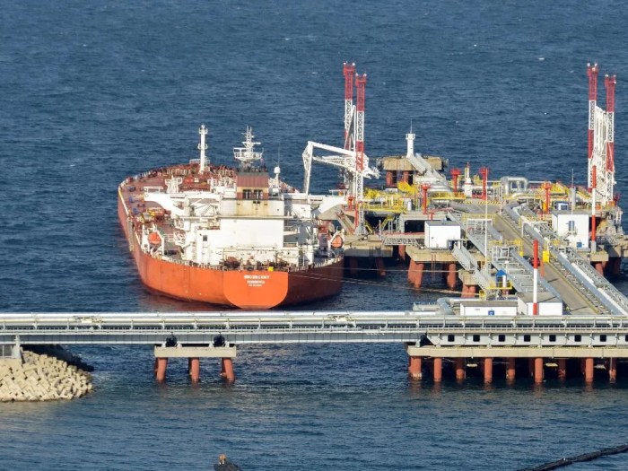 Huge tanker with russian espo oil waits near china demand sags