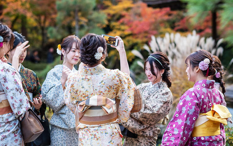 Yen drifts ahead japan bond auction dollar steady