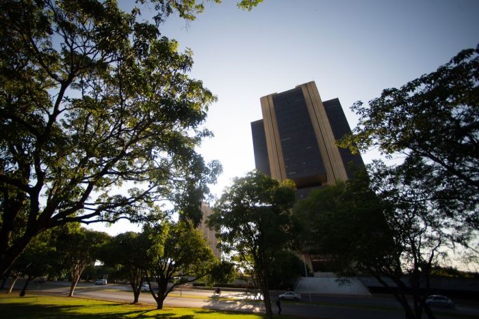 Brazil’s Central Bank Leaves Key Rate Unchanged at 13.75% - WSJ Brazils central bank chief signals imminent bridge solution real estate