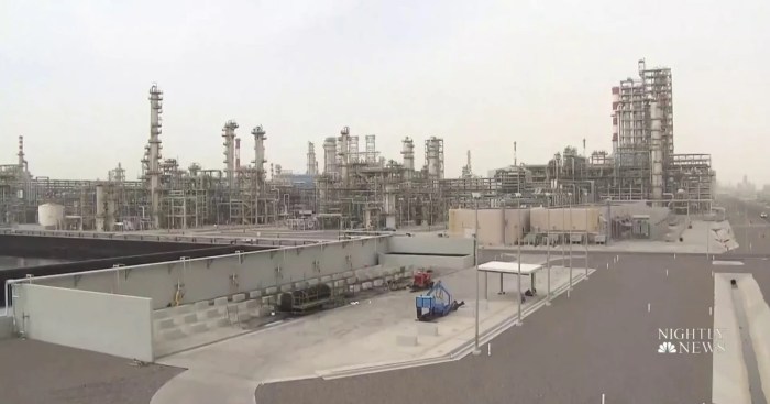 Oil Jumps After Saudi Arabia and Russia Extend Production Cuts Oil slips us stockpile build saudi arabia price cuts