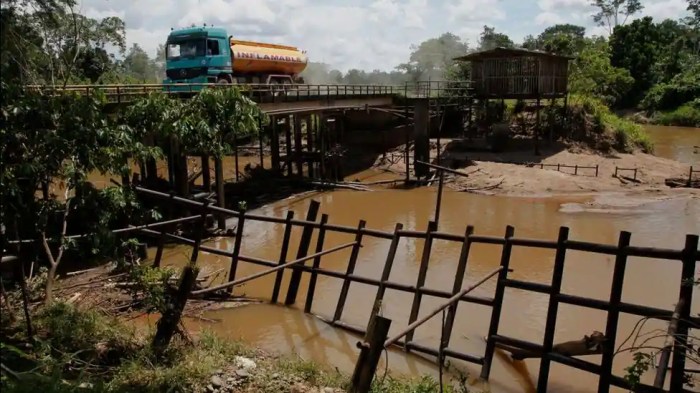 Fire ecuadors biggest oil refinery under control company says