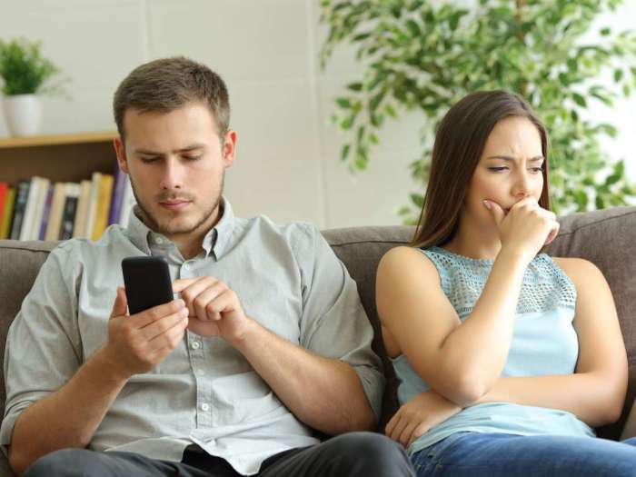 Health expert warns over the dangers of phubbing in your relationship ... What to say when people wont get off phone phubbing