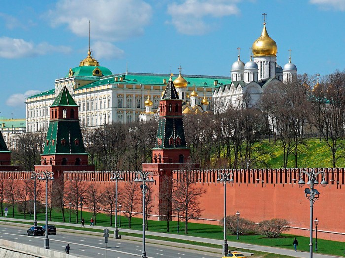 Kremlin confirms russia is ready help remove excess nuclear material iran