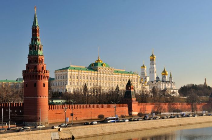 Mengintip Megahnya Benteng Kremlin di Moskow, Rusia Kremlin says russia is investigating ukrainian drone attacks its airfields