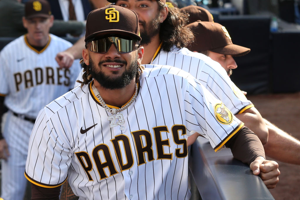 Padres gavin sheets avoids head injury after crash into wall