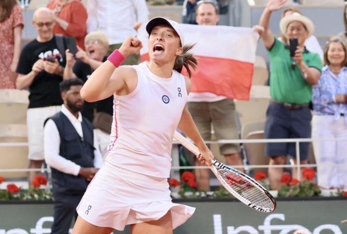 Swiatek digs herself out deep hole reach french open last eight