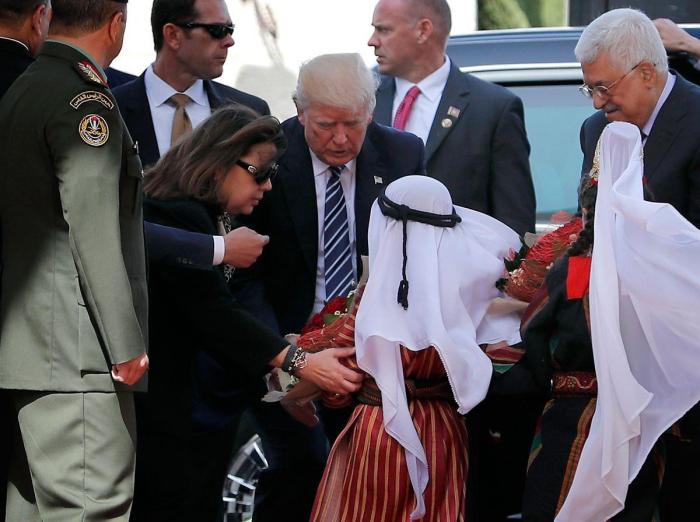 Trump's Saudi trip: Thumbs up and other 'controversies' - BBC News Trump middle east tour photos