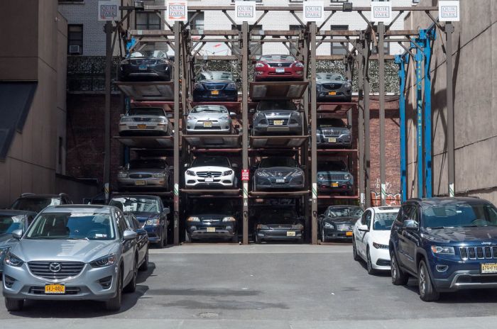 Parking lot full of old collection cars - Creative Commons Bilder New zealand swears new deputy prime minister