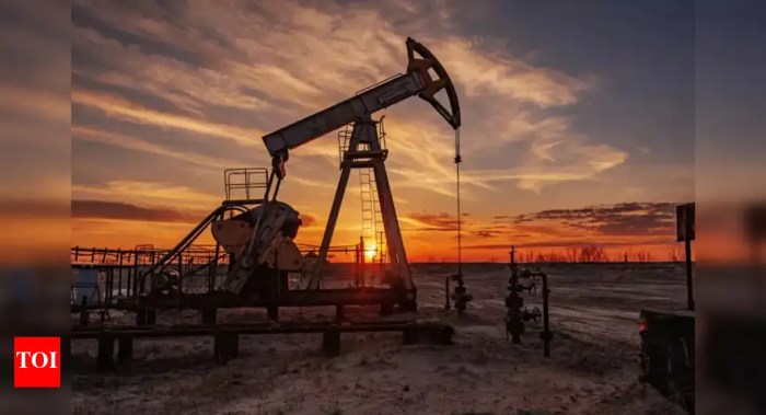 Oil falls 2per cent on weak US and Chinese economic data - TODAY Americas oil pops dollar drops