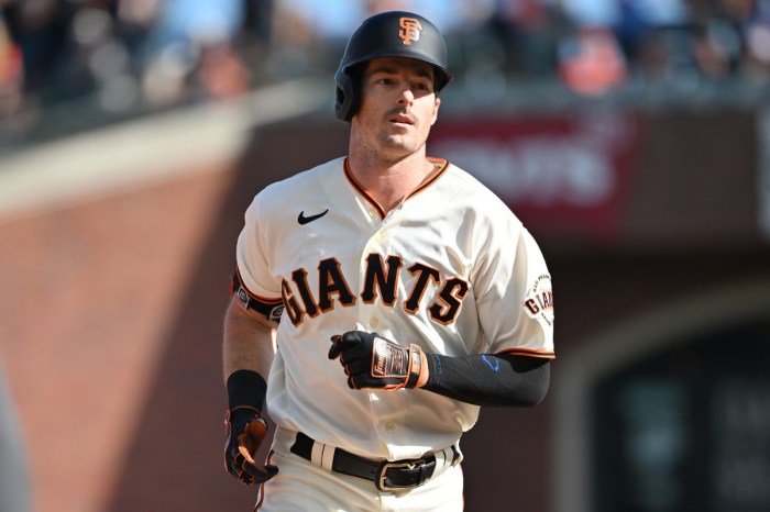 Mlb roundup giants score wild pitch edge braves 10th