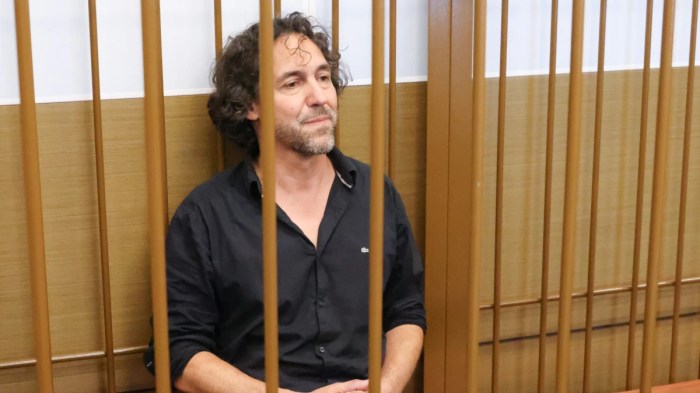 Russia detains french man who entered country paddle board